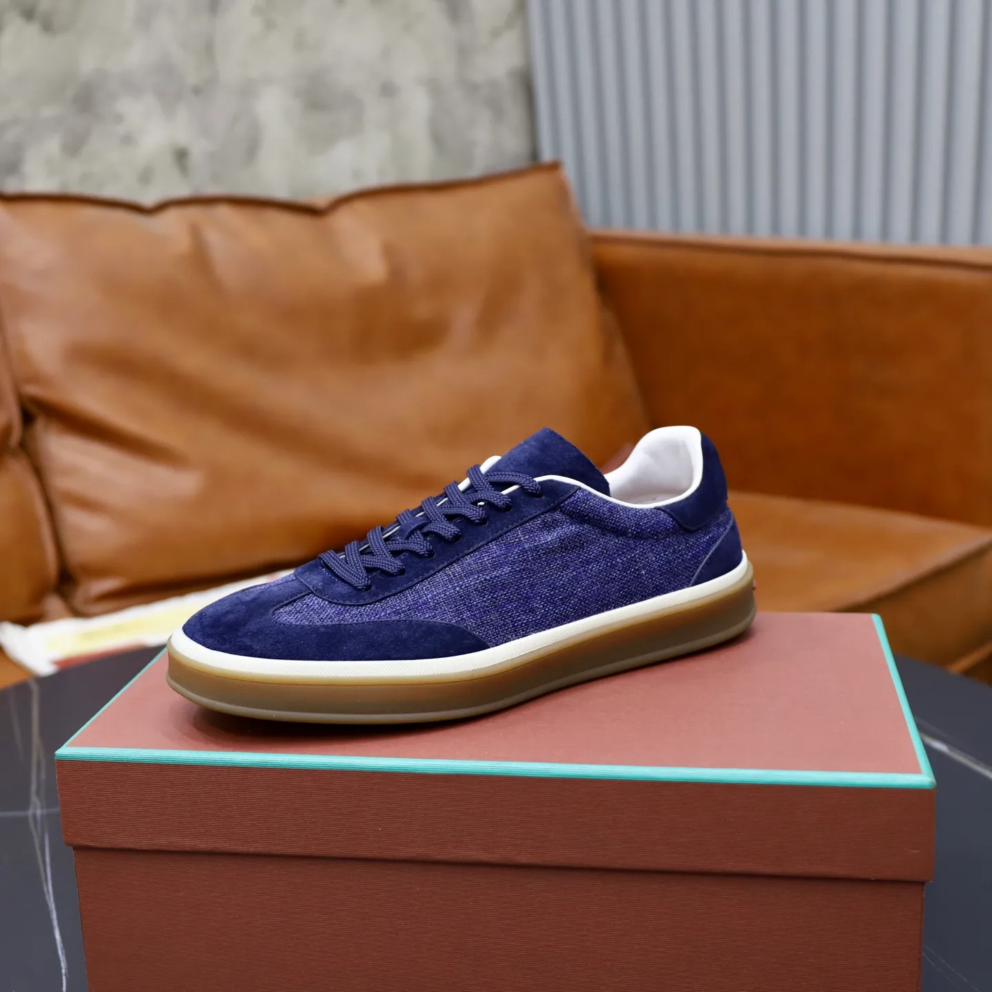 Ex-factory price: 540💰Loro Riana men’s moral training sneakers! Made from high-quality materials and designed in a low-cut silhouette, it offers an elegant and stylish look that's suitable for year-round wear. The unique double-layer sole aesthetic design, caramel cup-shaped outsole is decorated with off-white rubber trim, creating an attractive color combination. Pair with tailored pieces or jeans for a sophisticated yet casual look. The heel is decorated with soft cow leather tongue with Kummel color inserts and cotton laces with embossed LP logo. Upper: cow split suede stitching knitted fabric. Lining: original thickened soft sheepskin. Size: 38-39-40-41-42-43-44 (customized in 45.46)